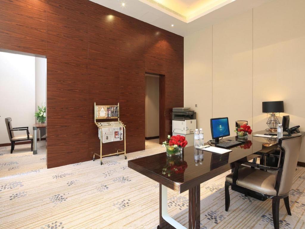 Wyndham Grand Plaza Royale Huayu Chongqing Hotel Екстериор снимка