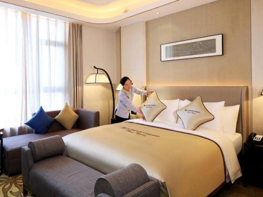 Wyndham Grand Plaza Royale Huayu Chongqing Hotel Екстериор снимка