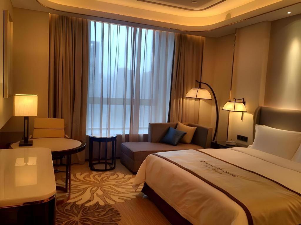 Wyndham Grand Plaza Royale Huayu Chongqing Hotel Екстериор снимка