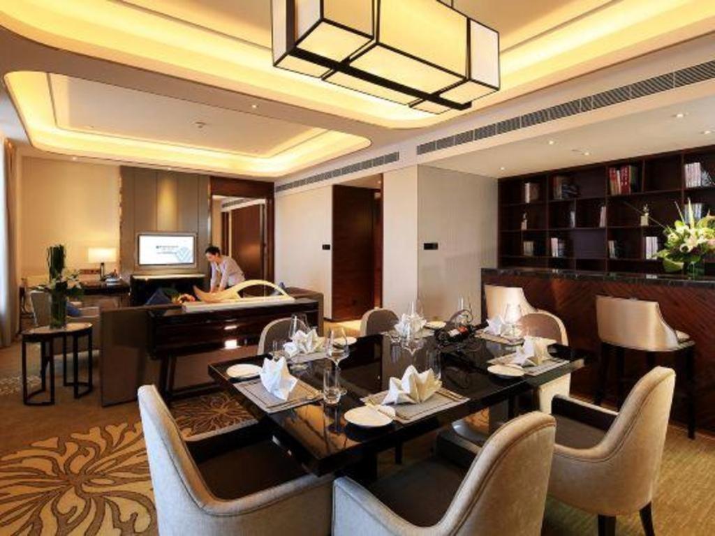 Wyndham Grand Plaza Royale Huayu Chongqing Hotel Екстериор снимка