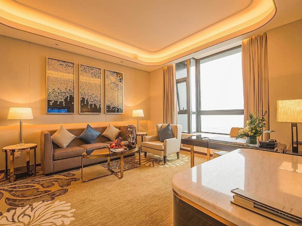 Wyndham Grand Plaza Royale Huayu Chongqing Hotel Екстериор снимка