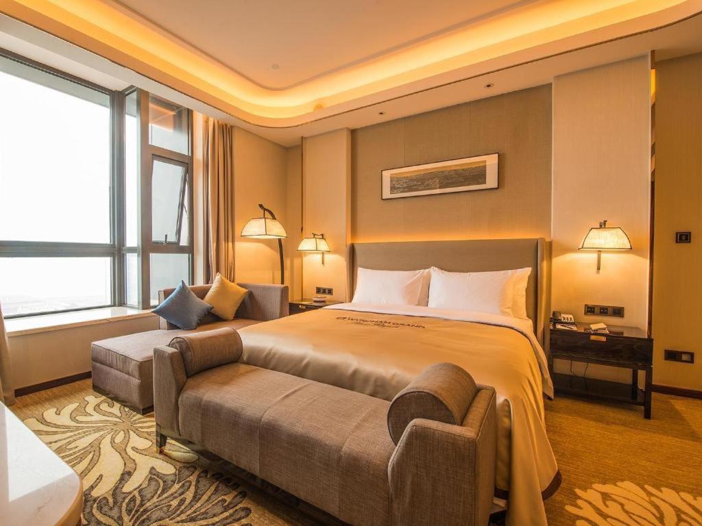 Wyndham Grand Plaza Royale Huayu Chongqing Hotel Екстериор снимка
