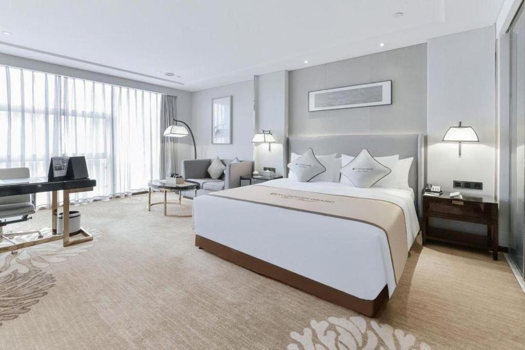 Wyndham Grand Plaza Royale Huayu Chongqing Hotel Екстериор снимка